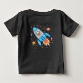惑星とロケットのある宇宙空間に浮かぶ宇宙飛行士 ベビーTシャツ (裏面)