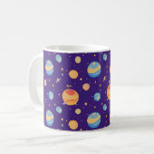 惑星と星のカラフルな宇宙パターン コーヒーマグカップ (正面左)