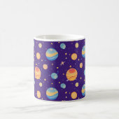 惑星と星のカラフルな宇宙パターン コーヒーマグカップ (中央)