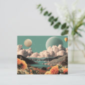 惑星と雲のある超現実的な山の風景 ポストカード (スタンド正面)