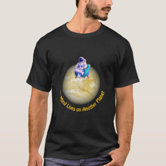 惑星に座るリラックスした宇宙飛行士 Tシャツ