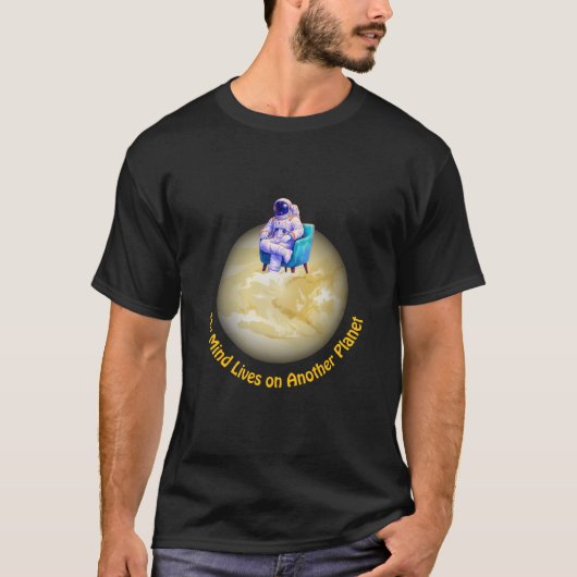 惑星に座るリラックスした宇宙飛行士 Tシャツ (正面)