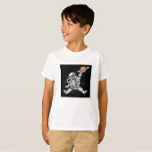 惑星を抱えてスラムダンクする宇宙飛行士Tシャツ Tシャツ (正面フル)
