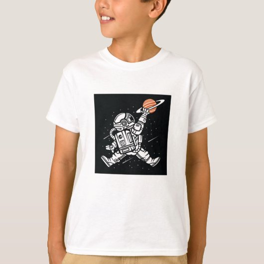 惑星を抱えてスラムダンクする宇宙飛行士Tシャツ Tシャツ (正面)
