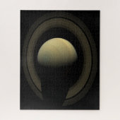 惑星サターンとその主要なリングや輪のモザイク。 ジグソーパズル (縦)