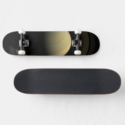 惑星サターンとその主要なリングや輪のモザイク。 スケートボード (横)