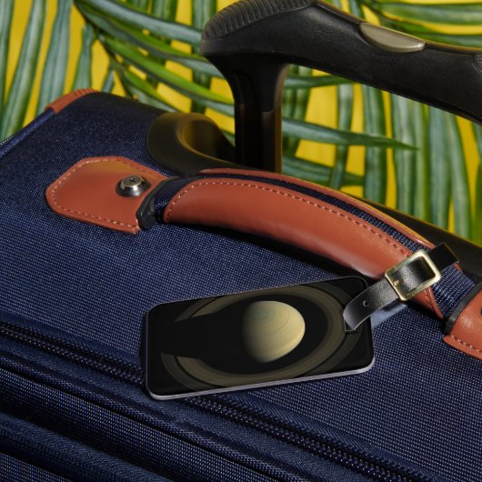 惑星サターンとその主要なリングや輪のモザイク。 ラゲッジタグ (正面インサイチュ3)