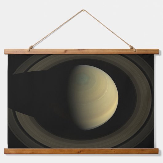 惑星サターンとその主要なリングや輪のモザイク。 吊り下げ型タペストリー (正面)