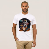 惑星ドラムでドラムセットを演奏するドラマー Tシャツ (正面フル)