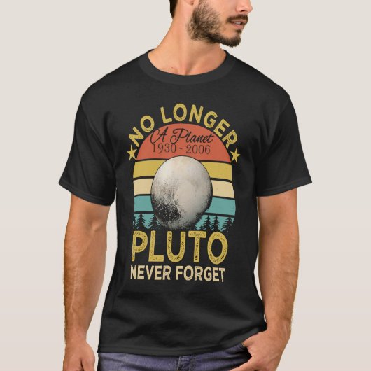 惑星冥王星はもはや決して忘れない Tシャツ (正面)