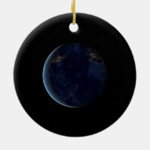 惑星地球のナイトライト（西半球） セラミックオーナメント (裏面)