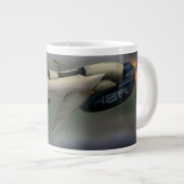 惑星飛んでいるを通過する宇宙船 ジャンボコーヒーマグカップ (正面右)