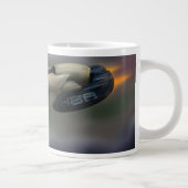 惑星飛んでいるを通過する宇宙船 ジャンボコーヒーマグカップ (右)