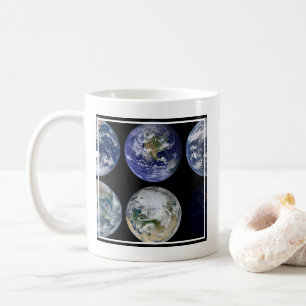 惑星Earthの象徴的なビューのイメージ比較。 コーヒーマグカップ
