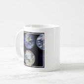惑星Earthの象徴的なビューのイメージ比較。 コーヒーマグカップ (正面左)