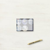 惑星Earthの象徴的なビューのイメージ比較。 ポストイット (デスク上)