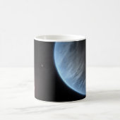 惑星K2-18b、ホスト星と付随する惑星。 コーヒーマグカップ (中央)