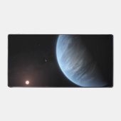 惑星K2-18b、ホスト星と付随する惑星。 デスクマット (正面)