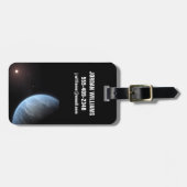 惑星K2-18b、ホスト星と付随する惑星。 ラゲッジタグ (正面横)