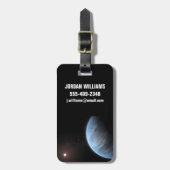 惑星K2-18b、ホスト星と付随する惑星。 ラゲッジタグ (正面縦)