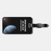 惑星K2-18b、ホスト星と付随する惑星。 ラゲッジタグ (裏面横)
