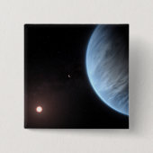 惑星K2-18b、ホスト星と付随する惑星。 缶バッジ (正面)