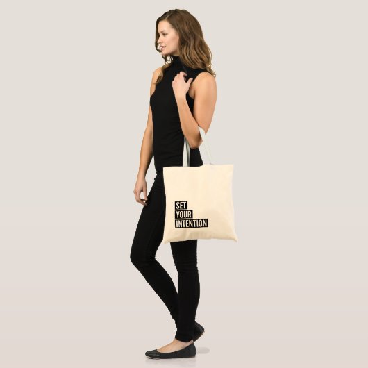 意図を設定するタイポグラフィ トートバッグ (正面(モデル))