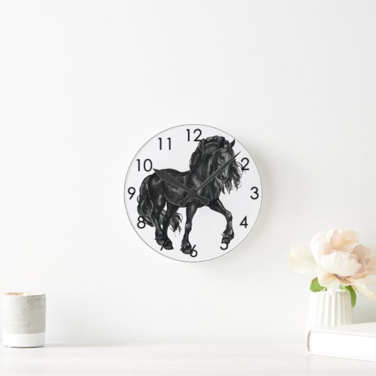 意気揚々と歩いている黒い水彩画のFriesianの馬 ラウンド壁時計 (ホーム)