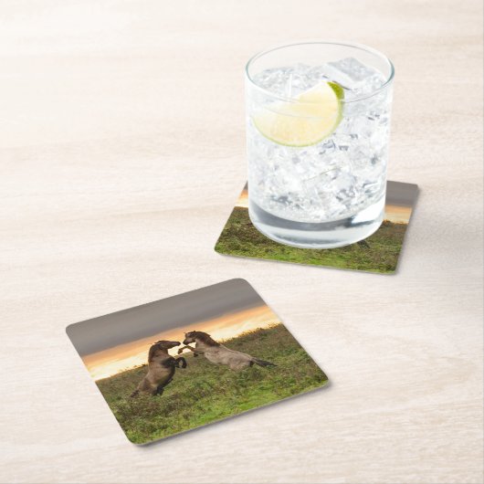 意気揚々と歩く野生の馬のコースター スクエアペーパーコースター (インサイチュ)