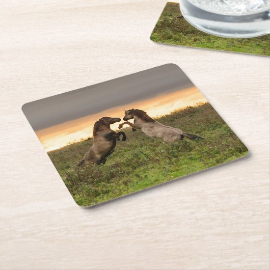 意気揚々と歩く野生の馬のコースター スクエアペーパーコースター (アングル)