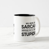 愚かさに対して、私の皮肉の程度は左右される。 ツートーンマグカップ (正面右)