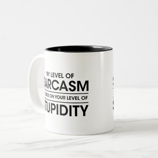 愚かさに対して、私の皮肉の程度は左右される。 ツートーンマグカップ (正面左)