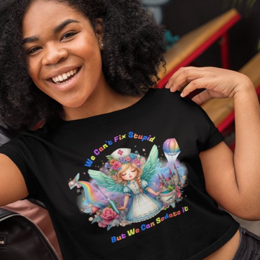 愚かさを修正できない:魅惑的なナース Tシャツ