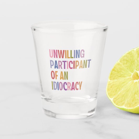 愚かなアンチトランプの不本意な参加者 ショットグラス (正面)