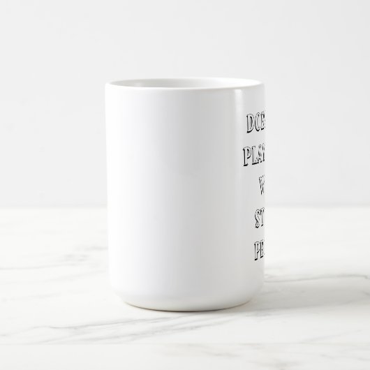 愚かな人々のマグによってよく遊びません!! コーヒーマグカップ (中央)