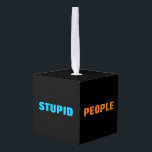 愚かストップな人を有名なの色にカスタムする キューブオーナメント<br><div class="desc">マジで。愚かストップな人を有名にする!</div>