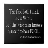 愚か者の賢者は彼自身を愚か者のシェークスピアの引用文知っています タイル (正面)