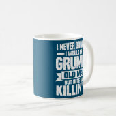 愚痴をこぼしている老人とは夢にも思わなかった コーヒーマグカップ (正面右)