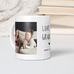 愛おばあちゃん |写真手書き文字 コーヒーマグカップ<br><div class="desc">このシンプルと白マスタイリッシュグは、トレンディーで「愛するおばあちゃん」と言い、手書きの黒い文字と一致するハートとあなたの名前の場所。また、あなたの祖母が愛するギフトのためのあなたの個人的な写真お気に入りのの2つを表示する余地がある。</div>