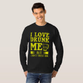 愛おもしろいし飲てはいるが彼を信用せぬ Tシャツ (正面フル)
