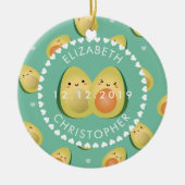 愛おもしろいするアボカド夫婦の記念日 セラミックオーナメント (正面)