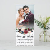 愛および感謝のバーガンディの青い花の結婚式の招待状 カード (スタンド正面)