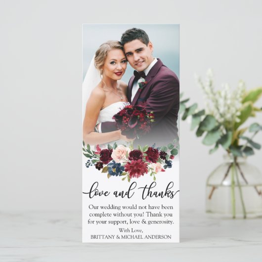 愛および感謝のバーガンディの青い花の結婚式の招待状 カード (スタンド正面)