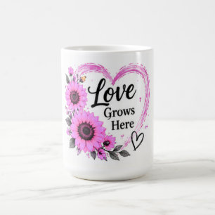 愛がここで育つ ピンクのひまわりと花のハート コーヒーマグカップ