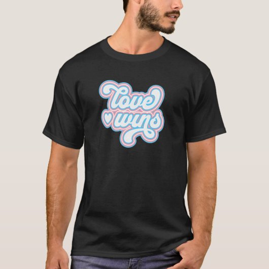 愛がトランスプライドトランスジェンダー国旗LGBTQ+リター Tシャツ (正面)