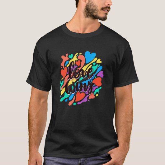 愛がプライドLGBTを獲得 Tシャツ (正面)