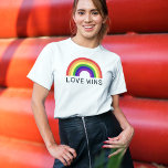 愛がレインボーカラーを獲得LGBTQプライド月 Tシャツ<br><div class="desc">祝プライド月とLGBTQコミュニティに対するサポートを示すLGBTQコミュニティのこのカラフル「LOVE WINS」のTシャツデザインとブラック文字とROYGBVの色の色のアーチ型のレインボー鮮やかドモダン。</div>