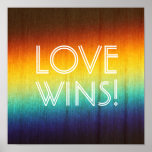 愛がレインボースペクトルを獲得ゲイプライドポスター ポスター<br><div class="desc">愛が勝つ！アートポスター。木実在粒の結晶からの虹のスペクトルの写真。何カスタマイズも言う文字だ。オリジナル写真：Becky Nimoy祝州の日よ統一された!</div>