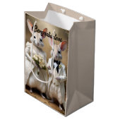 愛が下に跳ね降りる：ビルビー結婚のお祝い ミディアムペーパーバッグ (正面アングル)