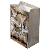 愛が下に跳ね降りる：ビルビー結婚のお祝い ミディアムペーパーバッグ (裏面アングル)